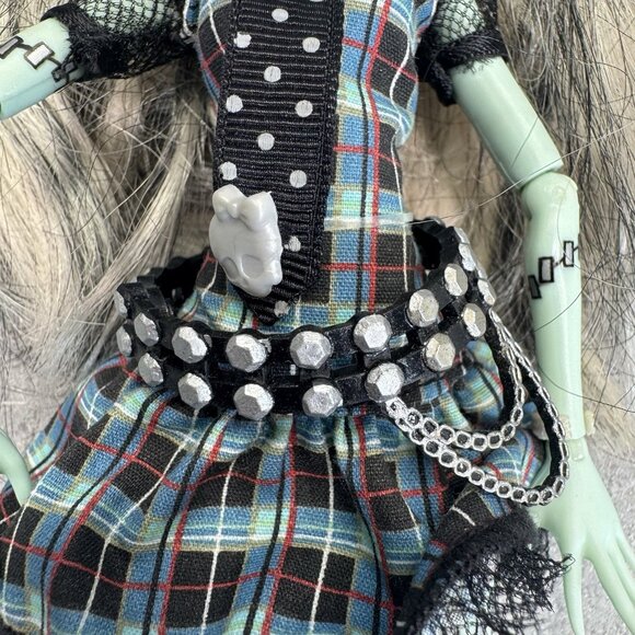 Monster High Wave 1 Frankie Stein Doll With Outfit Heels Belt Earrings 2008 - Picture 4 of 7